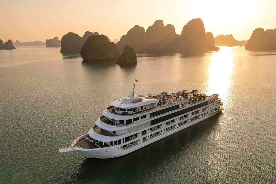Ambassador Cruise, Halong Bay - Vietnam luxury golf tours
