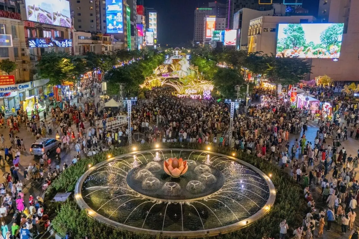 Walk Along Nguyen Hue Walking Street